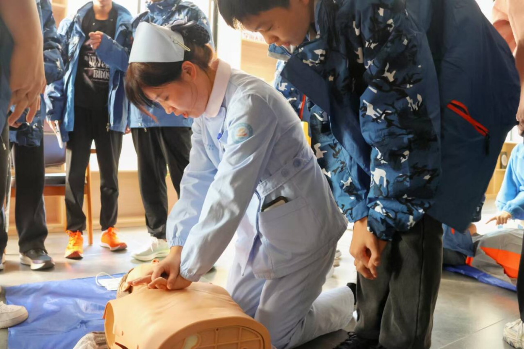 《岳阳北大青鸟与岳阳市妇幼携手共筑生命防线——“第一目击者”急救培训活动圆满举行》