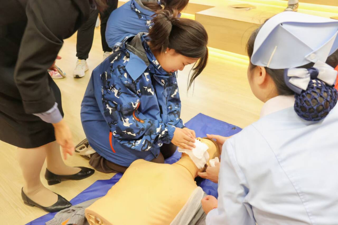 《岳阳北大青鸟与岳阳市妇幼携手共筑生命防线——“第一目击者”急救培训活动圆满举行》