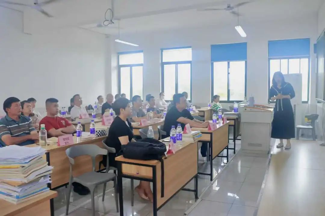 爱与责任同行，共筑美好未来！——岳阳北大青鸟高考班家长会圆满落幕