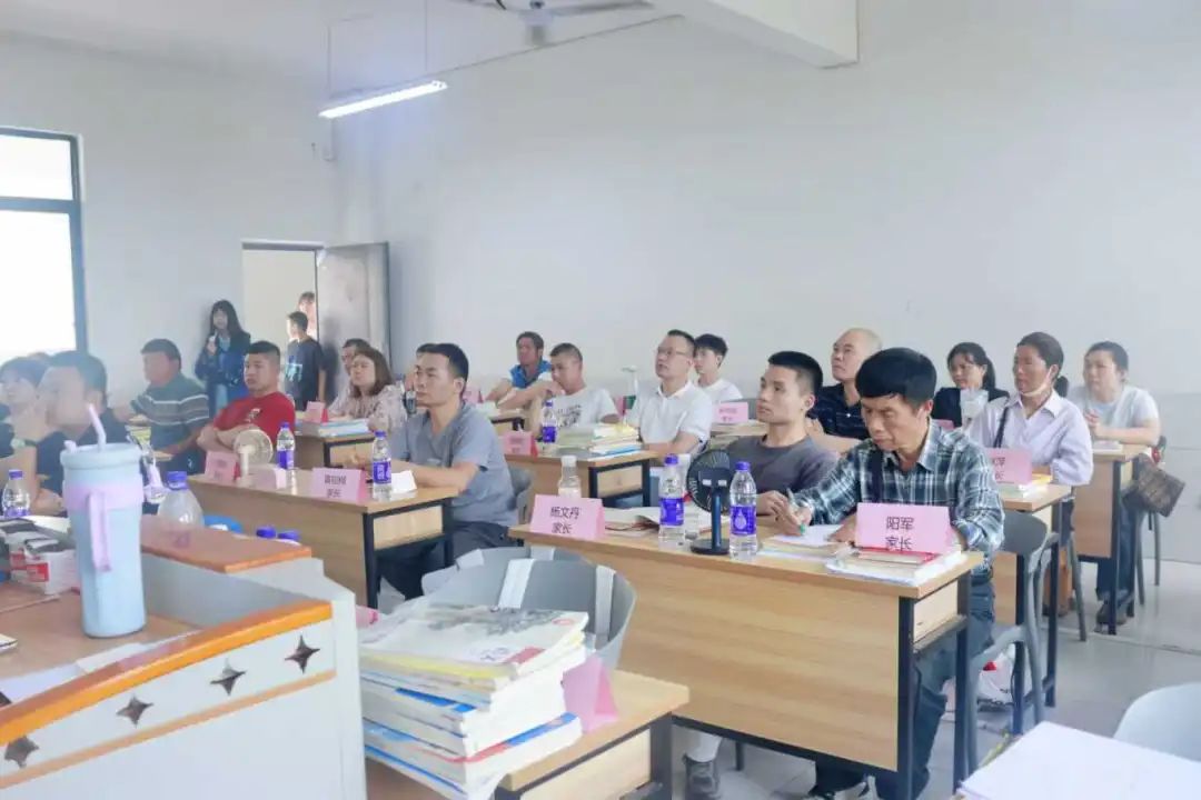 爱与责任同行，共筑美好未来！——岳阳北大青鸟高考班家长会圆满落幕