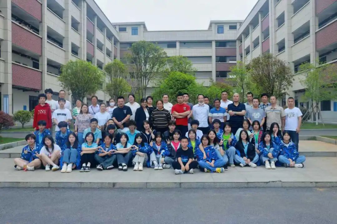 爱与责任同行，共筑美好未来！——岳阳北大青鸟高考班家长会圆满落幕